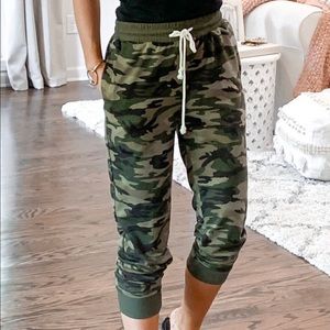 New, never worn. Camo jogger. Super cute. Size Med